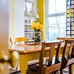 Cosy House With Garden & Parking, Sheffield