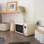 Perfect For Relocation & Business- Near Hospital