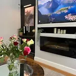 Stylish Home Close To Arena