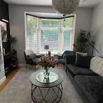 Stylish Home Close To Arena