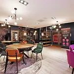 Deluxe City Centre Studio Apartment With Balcony & City Views - Free Wifi Netflix, Gym Access - Westone