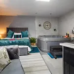 Riverside Studio With Jacuzzi!