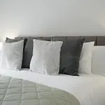 Mersey Way, Spacious 3 Bed Home, Close To Sheffield City Centre & Free Driveway Parking - Perfect For Workers, Groups & Families - Hosted By Stay Host Save
