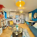 Skyview Apartment By Noknokstay - City Centre With Parking - Group, Family, Business