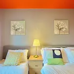 Skyview Apartment By Noknokstay - City Centre With Parking - Group, Family, Business
