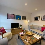 Stylish 3 Bedroom Apartment In Historic City Centre Building
