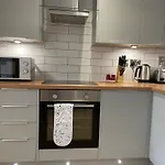 Stylish And Modern 2Br Apartment With Parking