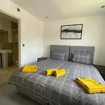 Stylish And Modern 2Br Apartment With Parking