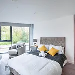 Excellent Studio Balcony Apartment In Sheffield