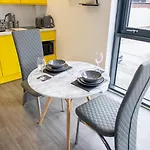 Excellent Studio Balcony Apartment In Sheffield