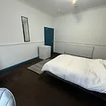 Comfortable Room In Shared Sheffield Detached House