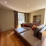 Luxury Apartment - Great Location