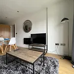 Stylish And Modern 2Br Apartment With Parking