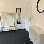 8 Bed 9 Bath Ensuite House With Hot Tub And Free Parking