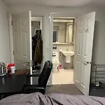 Room With Bathroom Next To Sheffield Cathedral City Centre