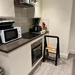 Room With Bathroom Next To Sheffield Cathedral City Centre