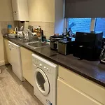 Room With Bathroom Next To Sheffield Cathedral City Centre