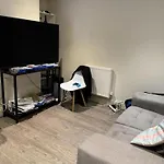 Room With Bathroom Next To Sheffield Cathedral City Centre