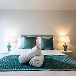 Stylish 2 Bed Apt 87 - City Centre, Free Parking, Alexa, Espresso Machine & Netflix - Hosted By Stay Host Save