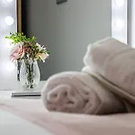 Stylish 2 Bed Apt 87 - City Centre, Free Parking, Alexa, Espresso Machine & Netflix - Hosted By Stay Host Save