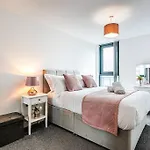 Stylish 2 Bed Apt 87 - City Centre, Free Parking, Alexa, Espresso Machine & Netflix - Hosted By Stay Host Save