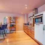 Sheffield Two Br With Private Parking