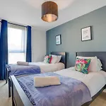 Sheffield Two Br With Private Parking
