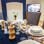 New- Modern 2Br Apt Wifi Sleep5 City Centre