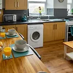 Collegiate Crescent Charm, Cozy 4Br Retreat