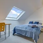 Collegiate Crescent Charm, Cozy 4Br Retreat