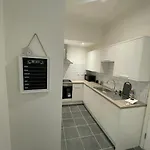 Studio Flat For 5 George Street City Center Gs104