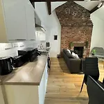 Comfy Flat For 6 In City Center Gs306