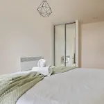 Spacious 2 Bed Apt 98 - City Centre, Great Views & Free Netflix - Hosted By Stay Host Save