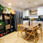 Modern Retreat - 2Bd Apt With Lush Greenery At Sheffield
