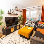 Modern Retreat - 2Bd Apt With Lush Greenery At Sheffield
