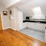 Sheffield City Retreat - Modern Apartment
