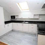 Sheffield City Retreat - Modern Apartment