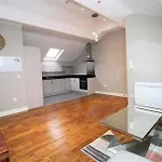Sheffield City Retreat - Modern Apartment