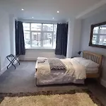 Lovely Commodious, Private Charming Studio, En Suite