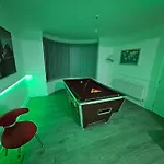 4 Bed House With Pool Table Free Parking En Suite