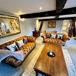 Rural Retreat With Hot Tub, Fire Pit & Games Room