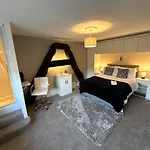 Rural Retreat With Hot Tub, Fire Pit & Games Room