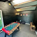 Rural Retreat With Hot Tub, Fire Pit & Games Room