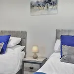 Magnificent, Renovated Whole House With Garden