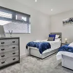 Magnificent, Renovated Whole House With Garden
