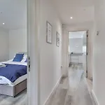 Newly Renovated 3 Bed 2 Bath Apartment & Parking