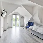 Newly Renovated 3 Bed 2 Bath Apartment & Parking