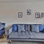 Newly Renovated 3 Bed 2 Bath Apartment & Parking