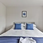 Newly Renovated 3 Bed 2 Bath Apartment & Parking