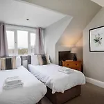Stylish & Spacious 3 Bed Apartment With Parking